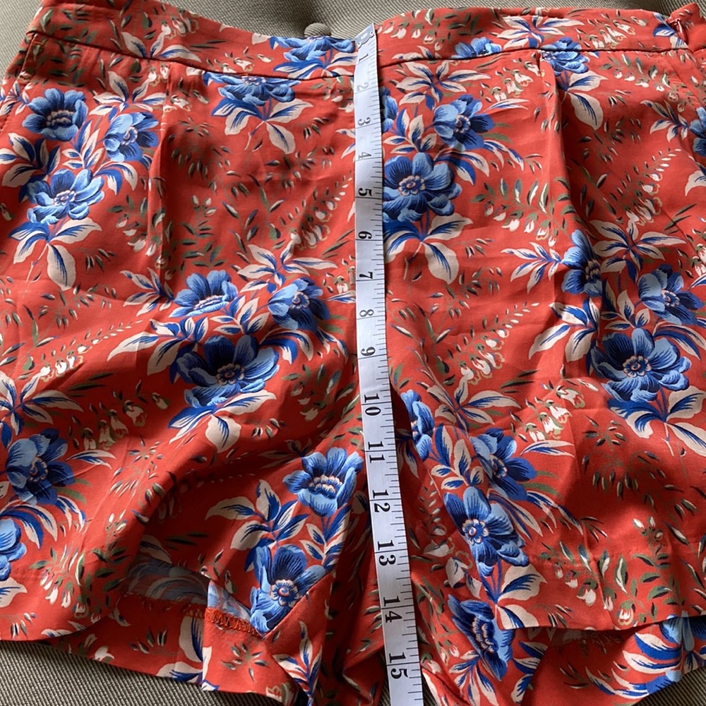 NWT LOFT Pleated Front Floral Print Shorts Size 10 - Picture 9 of 10